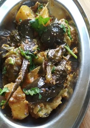 A picture of Aloo baingan curry.
