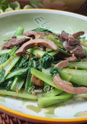 Hình của món Tim cật xào cải thìa.