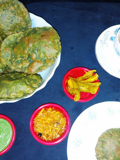 पालक मटर पूरी (Palak matar puri recipe in Hindi) रेसिपी मुख्य फोटो
