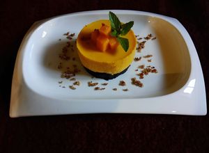 Una foto de Panacota de mango y base de galleta
