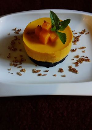 Una foto de Panacota de mango y base de galleta