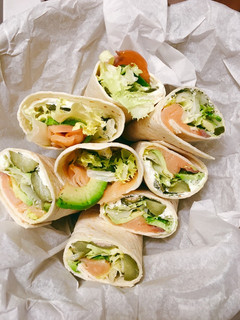 Foto principal de Wrap de salmón ahumado con aguacate y alcaparras