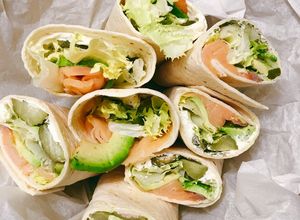 Foto principal de Wrap de salmón ahumado con aguacate y alcaparras