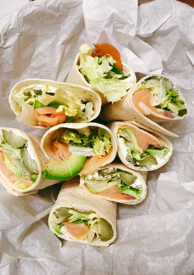 Una foto de Wrap de salmón ahumado con aguacate y alcaparras