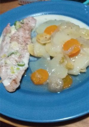 Una foto de Pescado al horno con papas y verduritas
