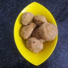 A picture of Besan ladoo.