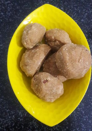 A picture of Besan ladoo.