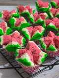 1075. Bolu kukus mekar (motif semangka) dengan santan