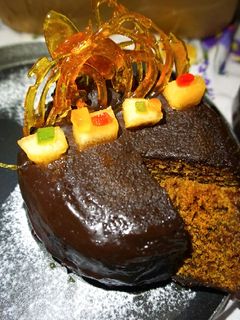 ডেকাডেন্ট চোকো কেক (Decadent chocolate cake with caramel wheels) রেসিপির প্রধান ছবি