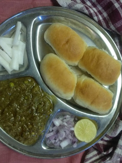 ગ્રીન ભાજીપાઉઁ (Green Bhajipav Recipe In Gujarati) રેસીપી મુખ્ય ફોટો