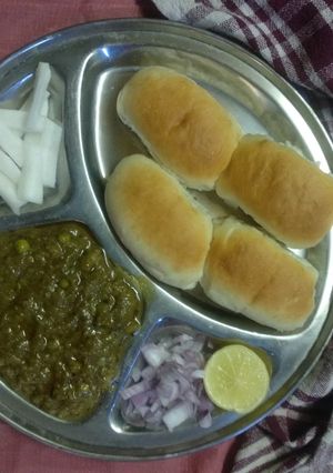 ગ્રીન ભાજીપાઉઁ (Green Bhajipav Recipe In Gujarati) રેસીપી મુખ્ય ફોટો