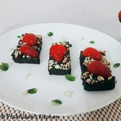 A picture of No bake strawberry chocolate bars.