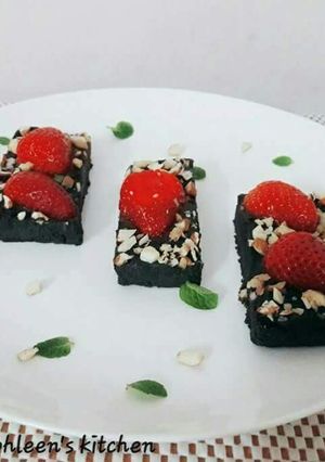 A picture of No bake strawberry chocolate bars.