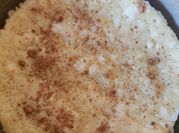 Una foto de mugcake de manzana