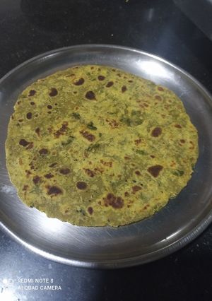 पालक आलू पराठा(palak aloo paratha recipe in hindi) रेसिपी मुख्य फोटो