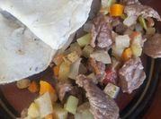 Una foto de platillos con bistec