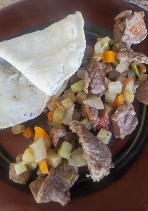 Una foto de Bistec sencillo con verduras