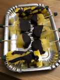Brochetas de piña y kiwi con chocolate