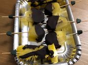 Una foto de kiwi brochetas