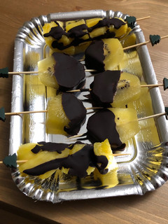 Una foto de Brochetas de piña y kiwi con chocolate