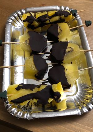 Una foto de Brochetas de piña y kiwi con chocolate