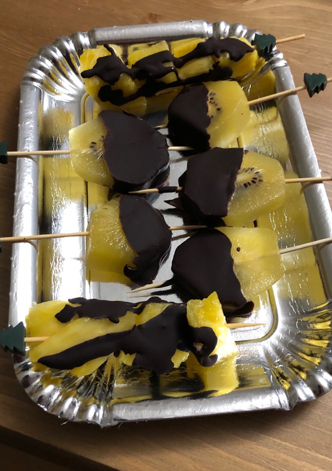 Una foto de Brochetas de piña y kiwi con chocolate