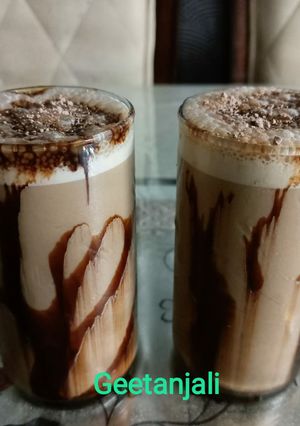 कोल्ड कॉफी (cold coffee recipe in Hindi) रेसिपी मुख्य फोटो