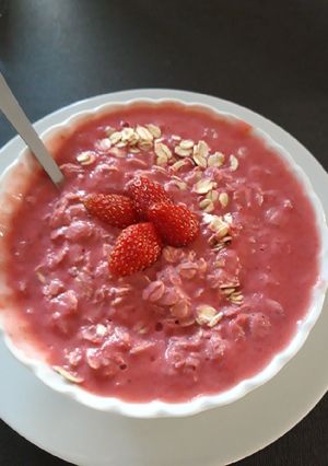 Une photo de Mon porridge aux fraises de mon jardin