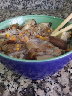 Una foto de Sopa de fideos chinos de soja con verdura