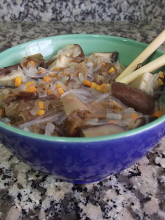 Una foto de Sopa de fideos chinos de soja con verdura