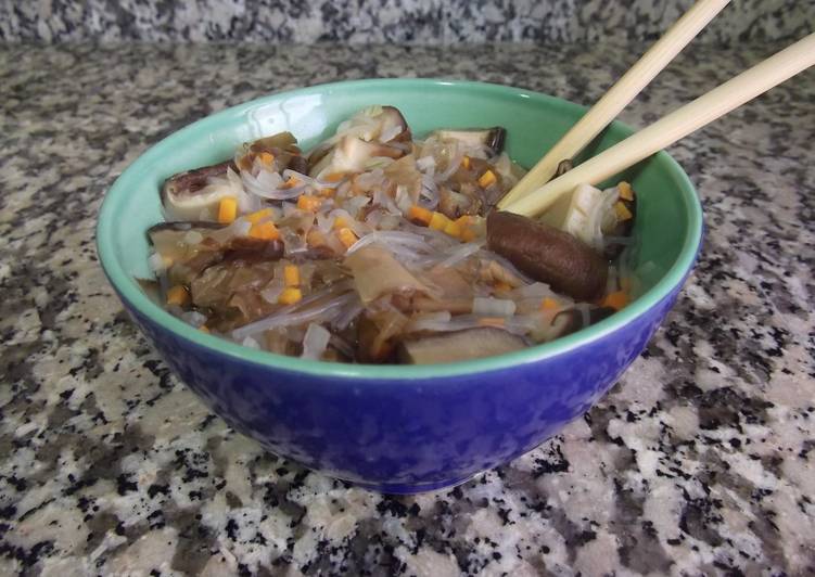 Sopa de fideos chinos de soja con verdura