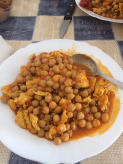 Una foto de Garbanzos con pollo a mi estilo