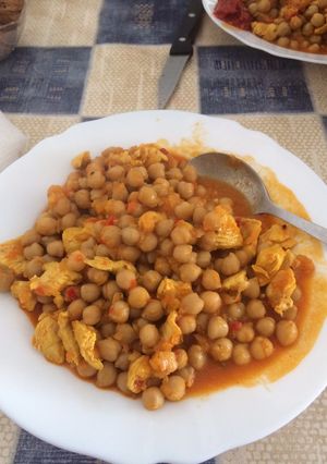 Foto principal de Garbanzos con pollo a mi estilo