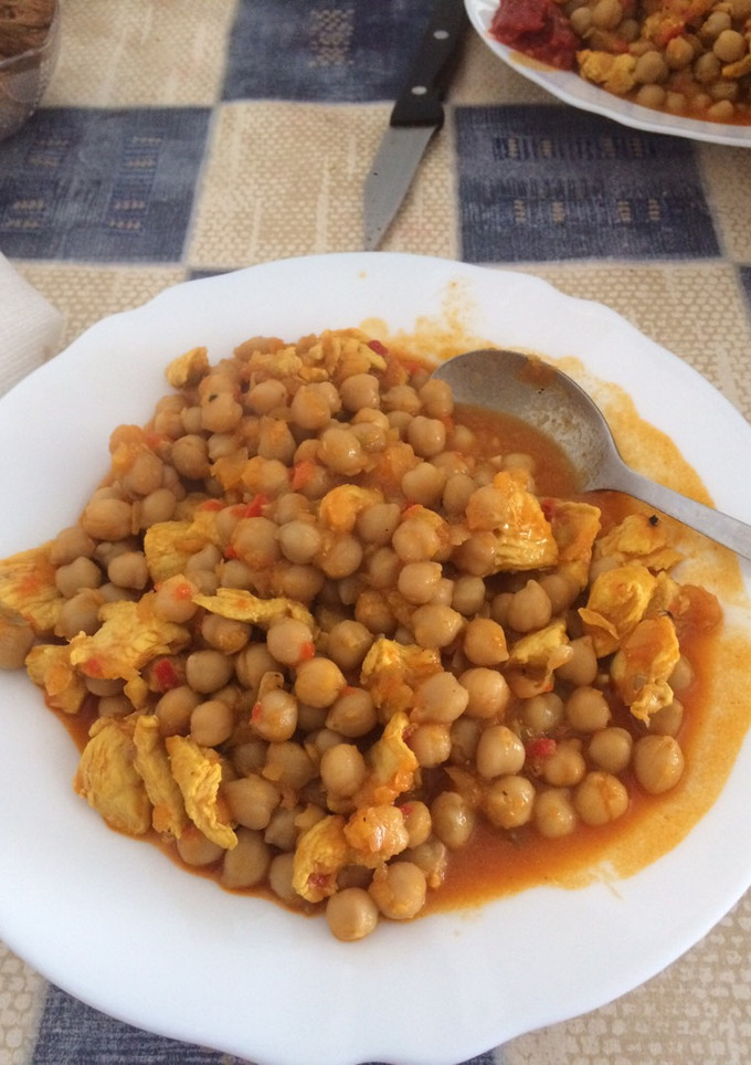 Una foto de Garbanzos con pollo a mi estilo
