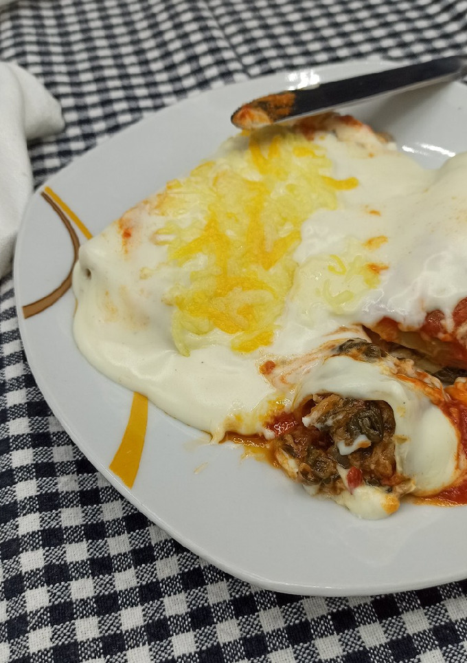 Una foto de Canelones de espinacas y setas variadas con atún