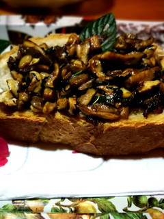 Una foto de Tostada con champiñones a la menta