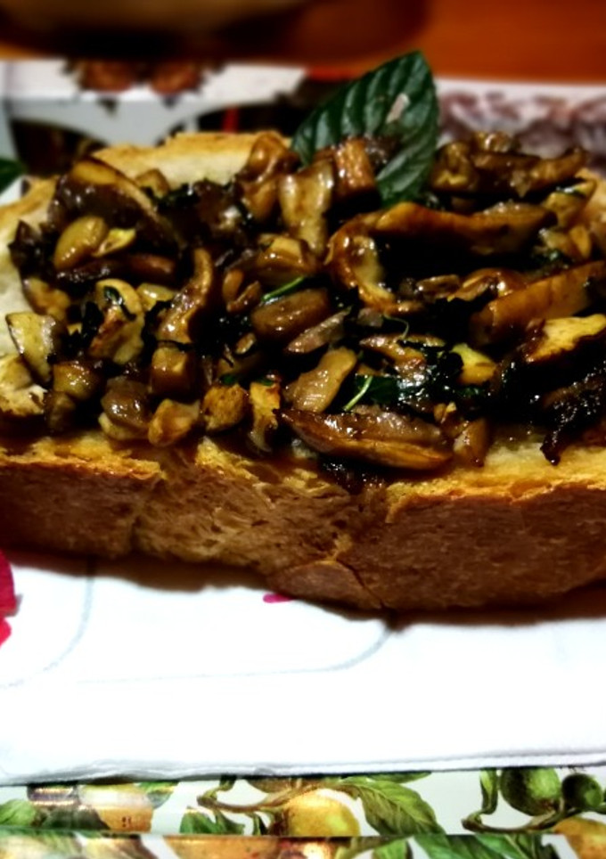 Una foto de Tostada con champiñones a la menta