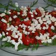 Ensalada de rúcula, tomate y queso fresco (puede prepararse con Mozzarella)