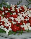 Ensalada de rúcula, tomate y queso fresco (puede prepararse con Mozzarella)