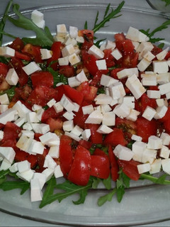 Una foto de Ensalada de rúcula, tomate y queso fresco (puede prepararse con Mozzarella)