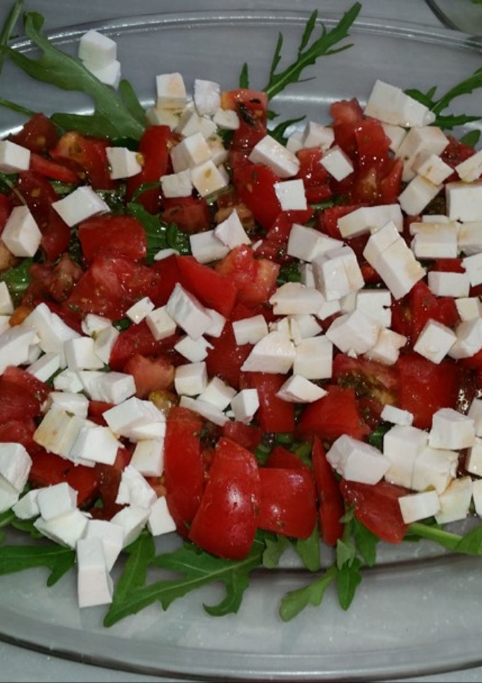 Una foto de Ensalada de rúcula, tomate y queso fresco (puede prepararse con Mozzarella)