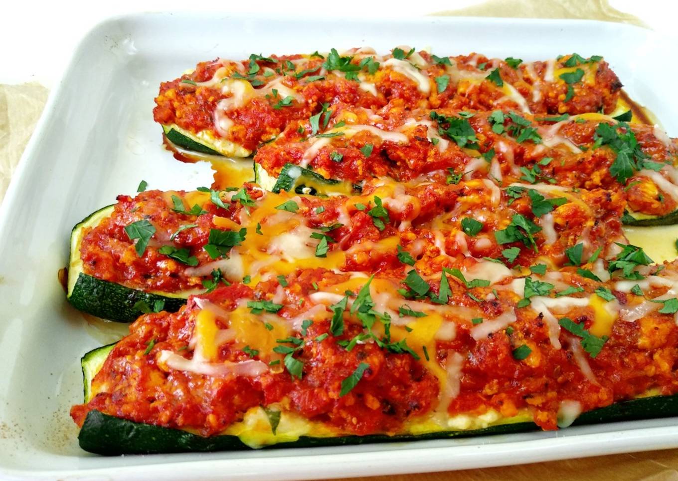 Calabacines rellenos de pollo, estilo lasaña bajo en carbohidratos