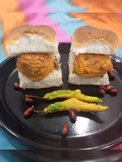 वड़ा पाव (Vada pav recipe in Hindi) रेसिपी मुख्य फोटो