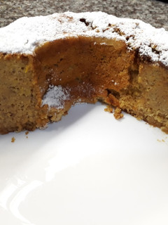 Una foto de Budín húmedo de banana con crema de leche
