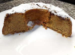 Una foto de Budín húmedo de banana con crema de leche