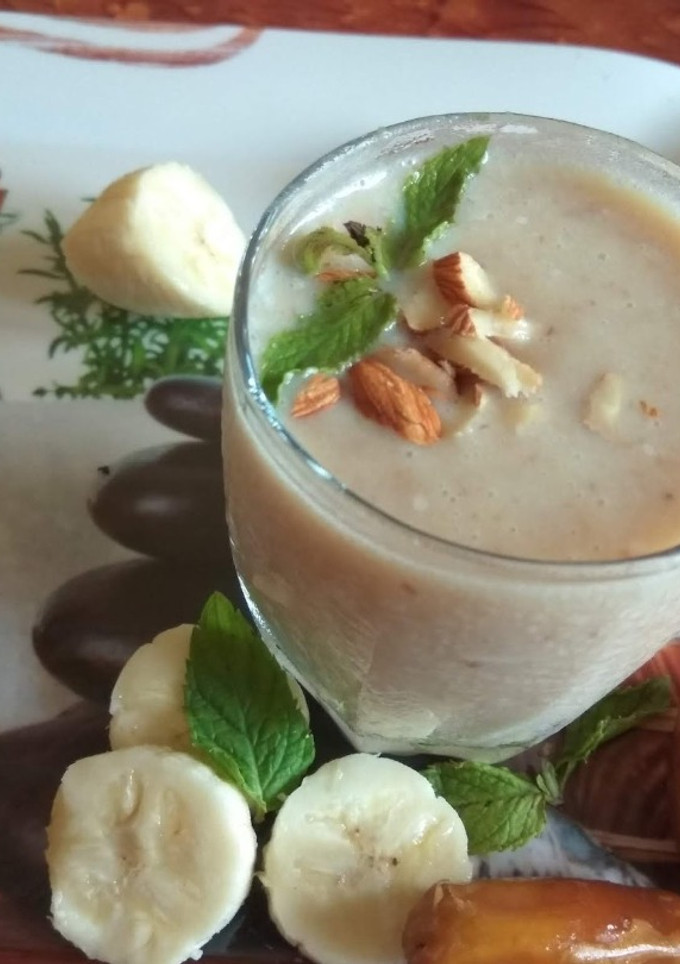A picture of Date Honey Banana Shake.