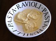 Una foto de raviolis de queso y cebolla