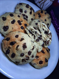 A picture of Chocolate and raisins cookies.