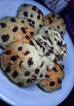 A picture of Chocolate and raisins cookies.
