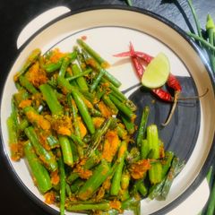 A picture of Onion stalk/ Piyajkoli Tawa Fry.